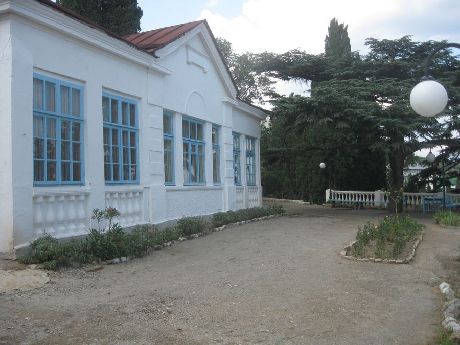 двор дома-музея И.С. Шмелева в Алуште
